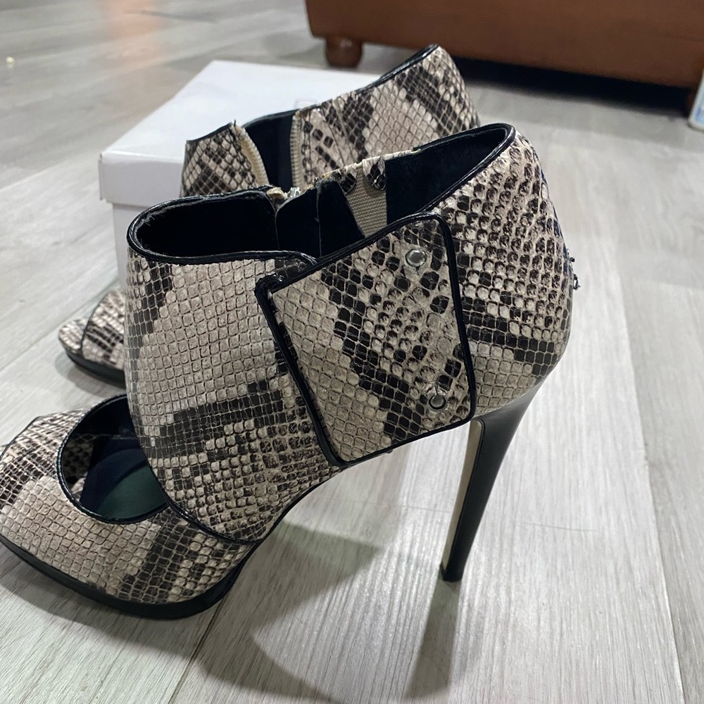 Calvin Klein: Lenora Classic Python Print Open To… - image 4